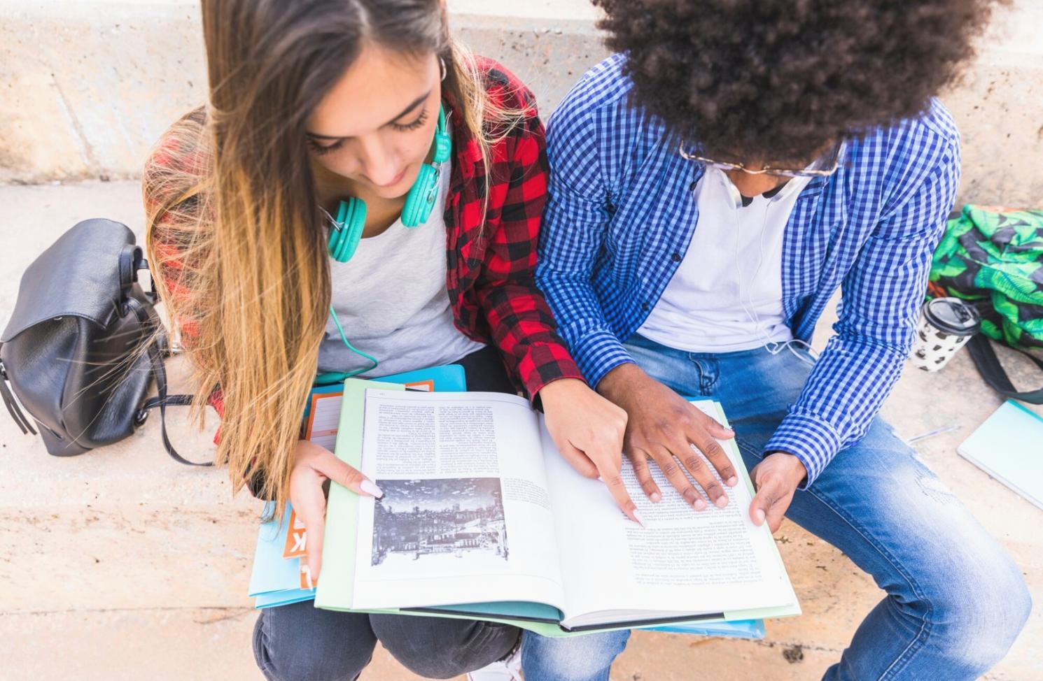 Estudiantes trabajando en análisis financiero con gráficos y datos de mercado